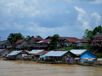 Floating house settlement