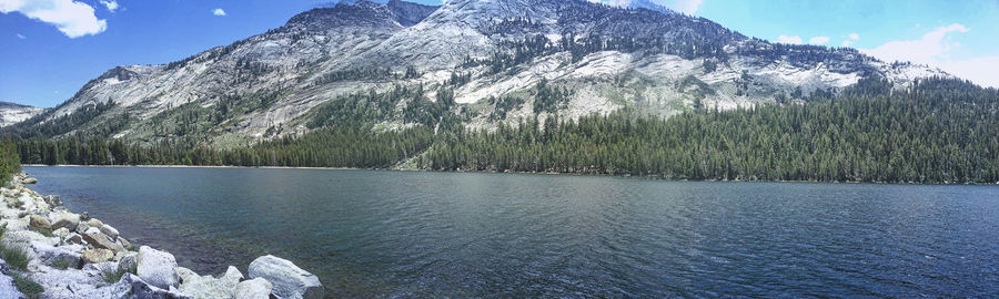 Yosemite mountain across the lake 