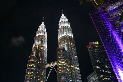 Spires of the petronas twin towers with cloudy background during a rainy day