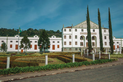 Street with the salton winery headquarter facade behind and gardens near bento goncalves, brasil.