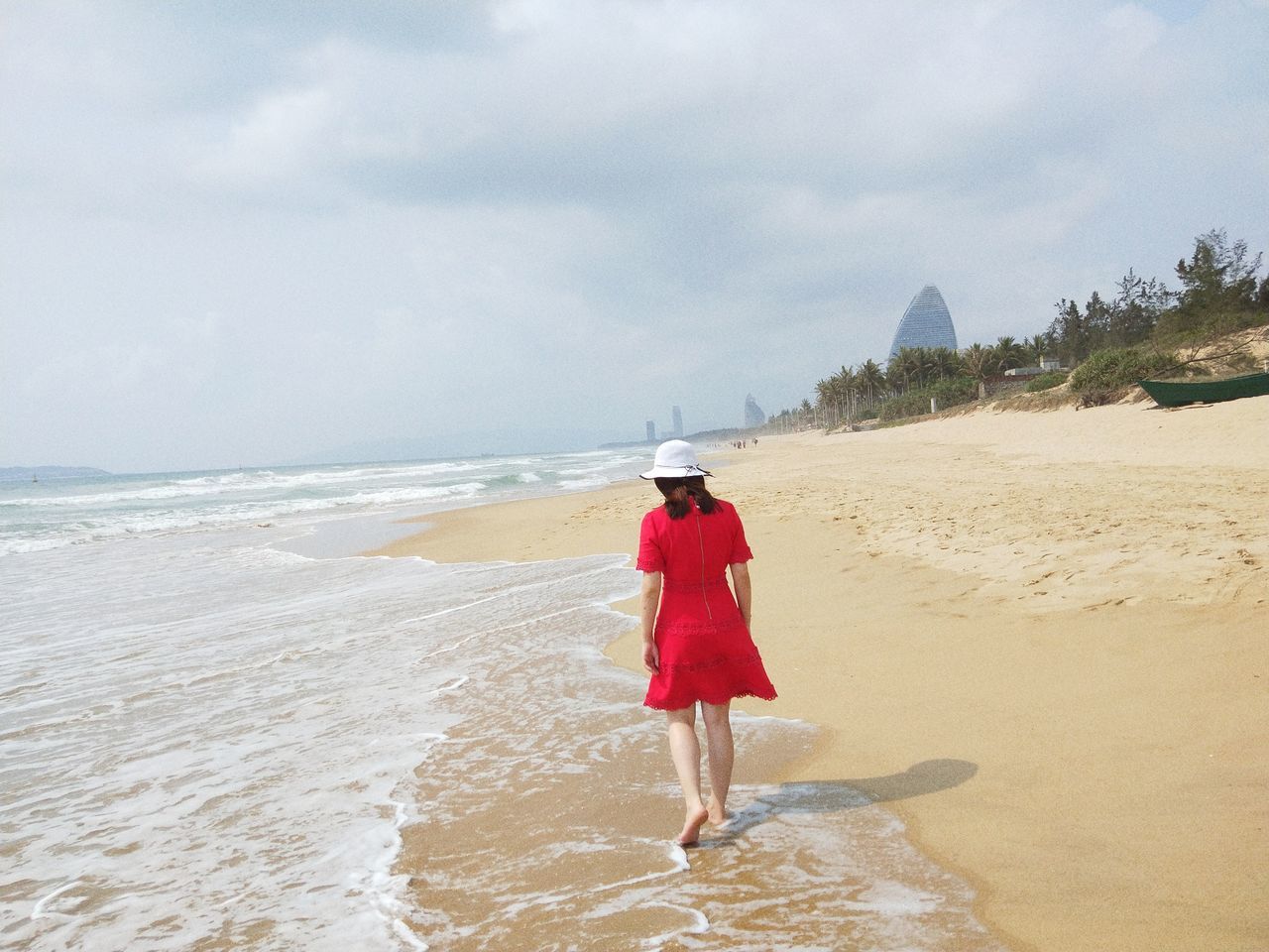 rear view, full length, sea, real people, sky, one person, walking, sand, standing, beauty in nature, beach, nature, cloud - sky, day, lifestyles, scenics, outdoors, water, leisure activity, red, horizon over water, ankle deep in water, wave, women, men, young adult, people
