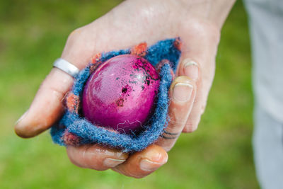 Close-up of hand holding egg