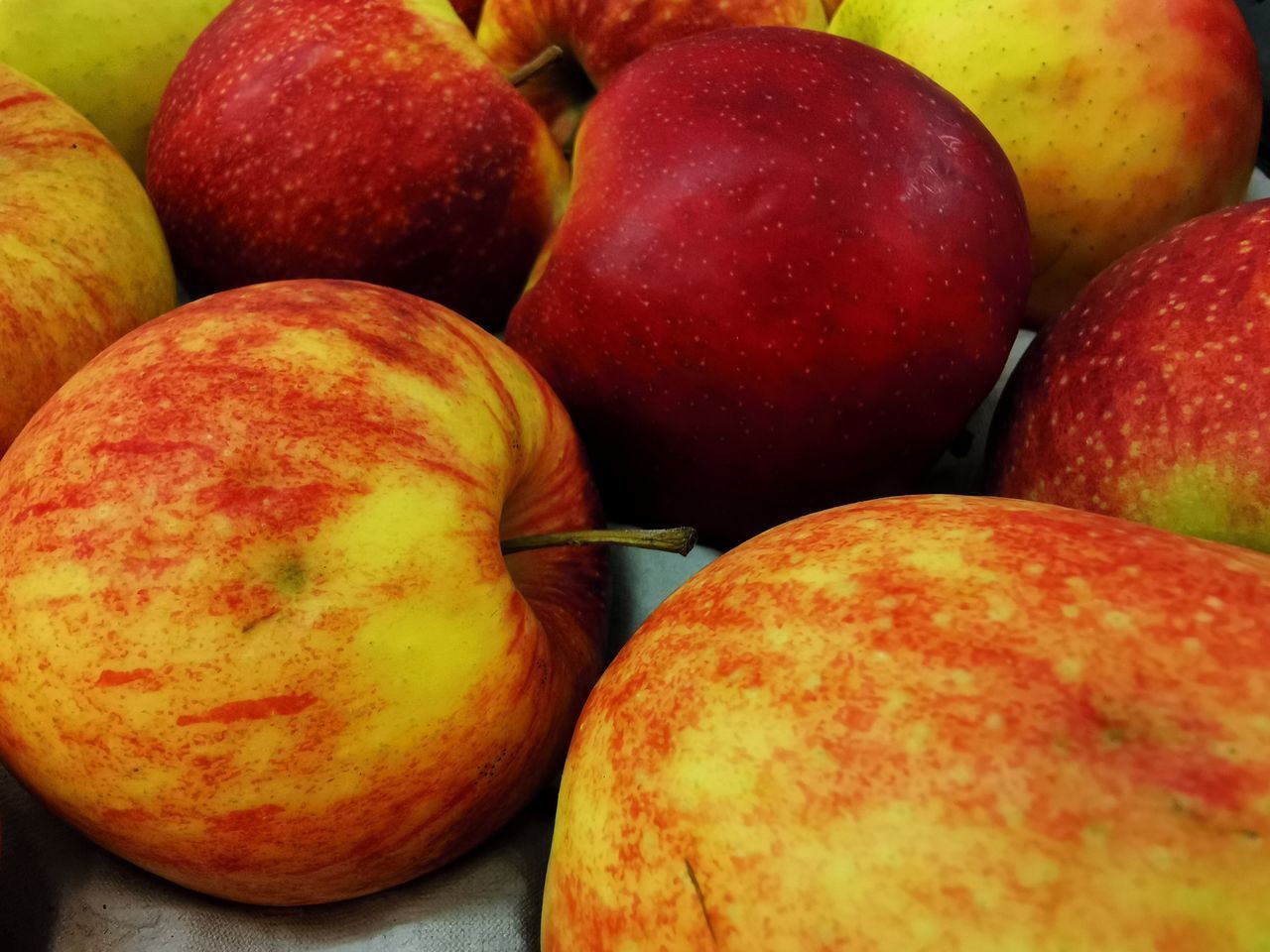 FULL FRAME SHOT OF APPLES