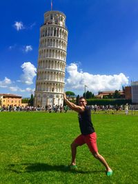 Man standing against leaning tower of pisa