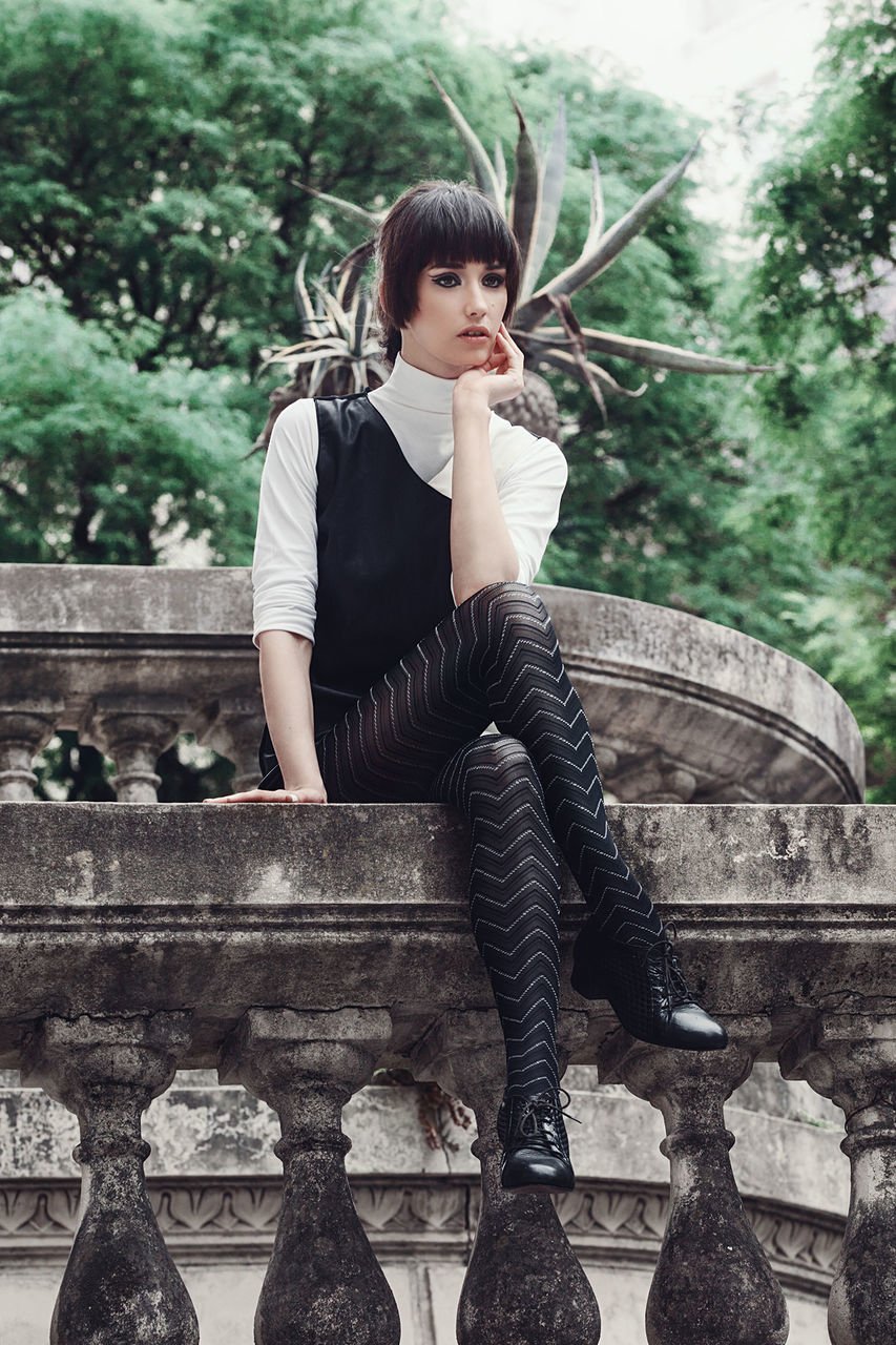 young adult, young women, lifestyles, person, casual clothing, front view, looking at camera, leisure activity, portrait, standing, tree, full length, three quarter length, sitting, smiling, focus on foreground, outdoors