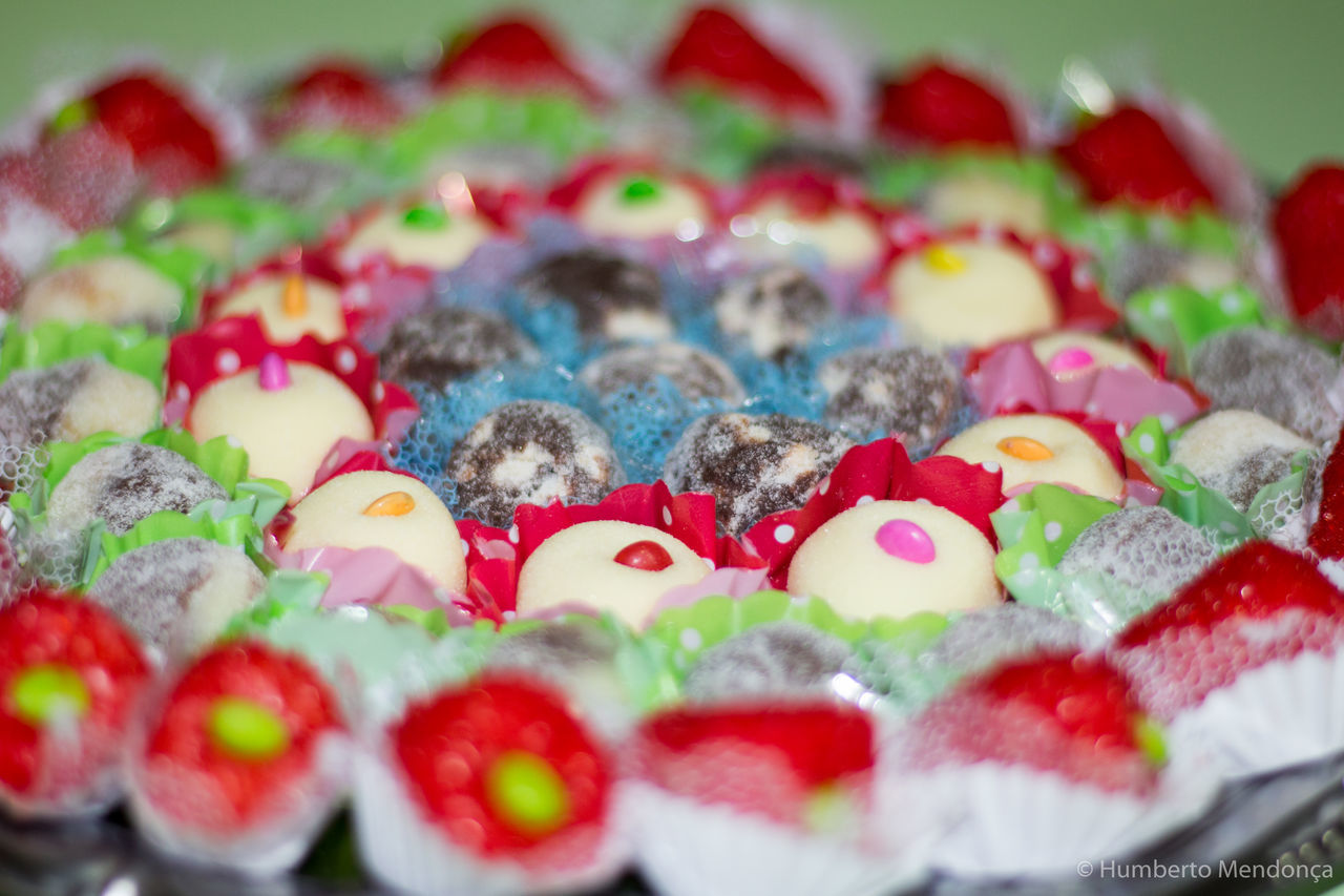 CLOSE-UP OF SWEET FOOD ON TABLE