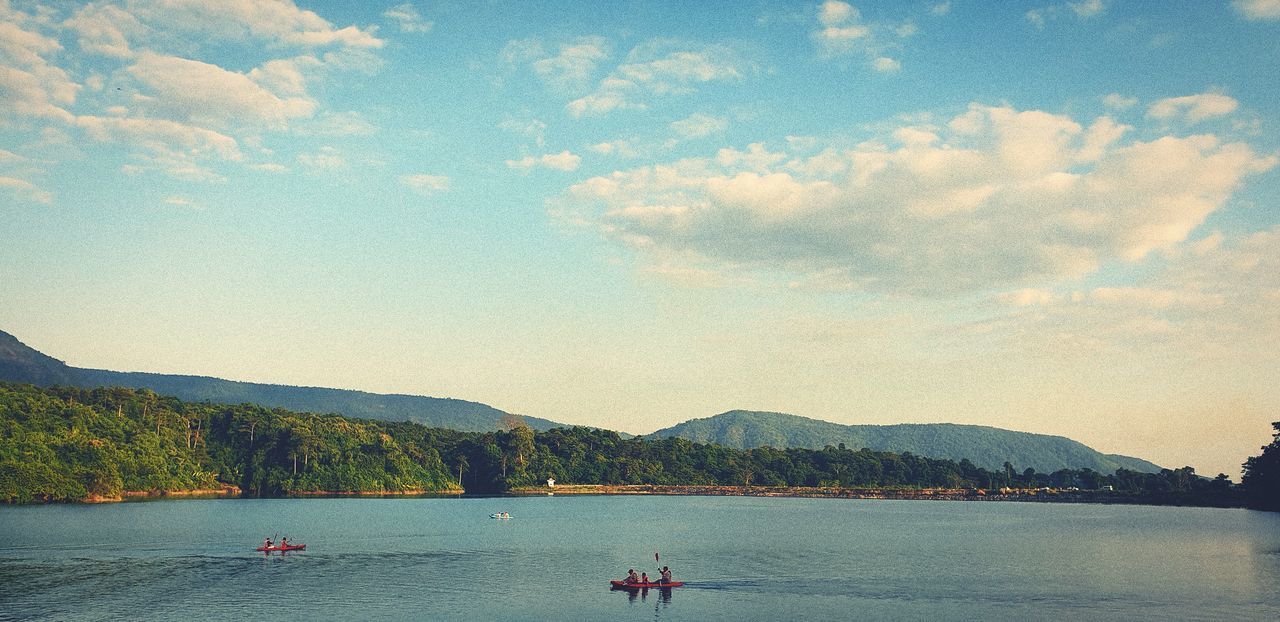 SCENIC VIEW OF LAKE BY MOUNTAIN AGAINST SKY