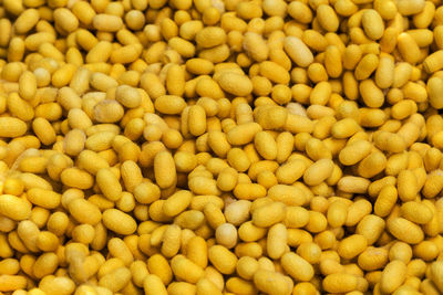 Yellow silk cocoons, fibers made from natural clothing