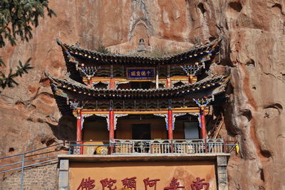 0917 wooden pavilions clinging to the cliff. thousand bhudda grottoes-mati si temple. zhangye-china.