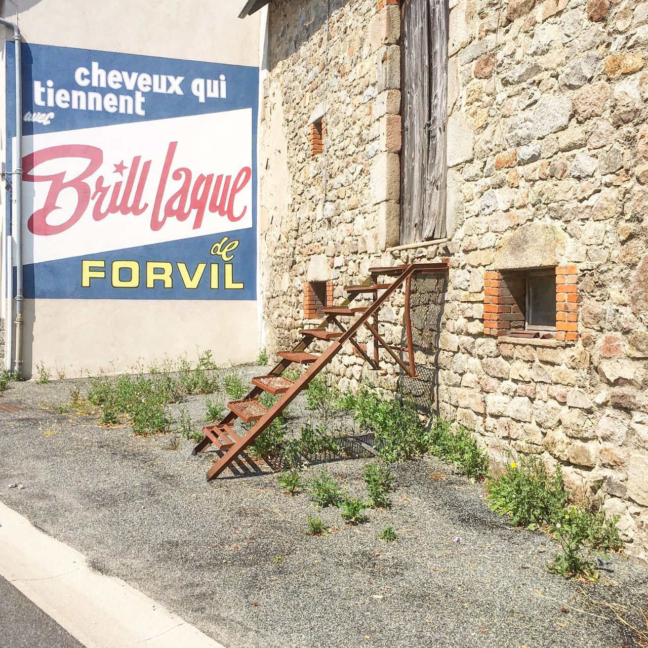 INFORMATION SIGN ON BUILDING