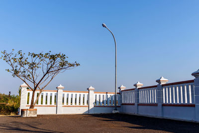 Parapet building with street lights.