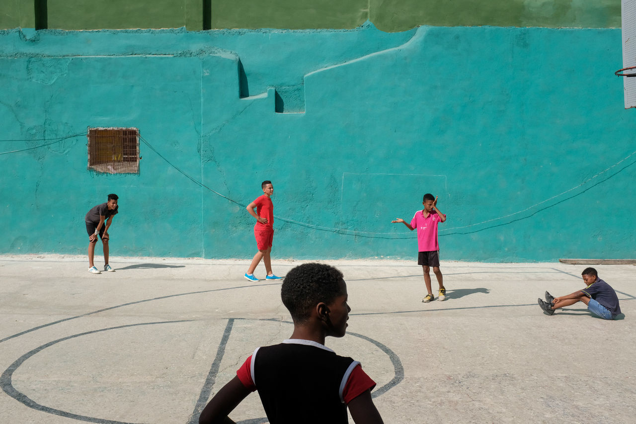 child, boys, basketball - sport, full length, sport, children only, childhood, lifestyles, outdoors, leisure activity, court, people, vacations, friendship, females, day, sports training, basketball hoop, basketball player, togetherness, athlete, adult