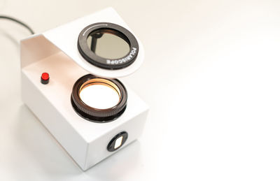 The gemologist's expertise in her laboratory fixes the value of precious stone of the polariscope.