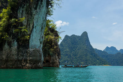 Ratchaprapa dam in khao sok national park, thailand. beautiful panorama view of mountain and lake