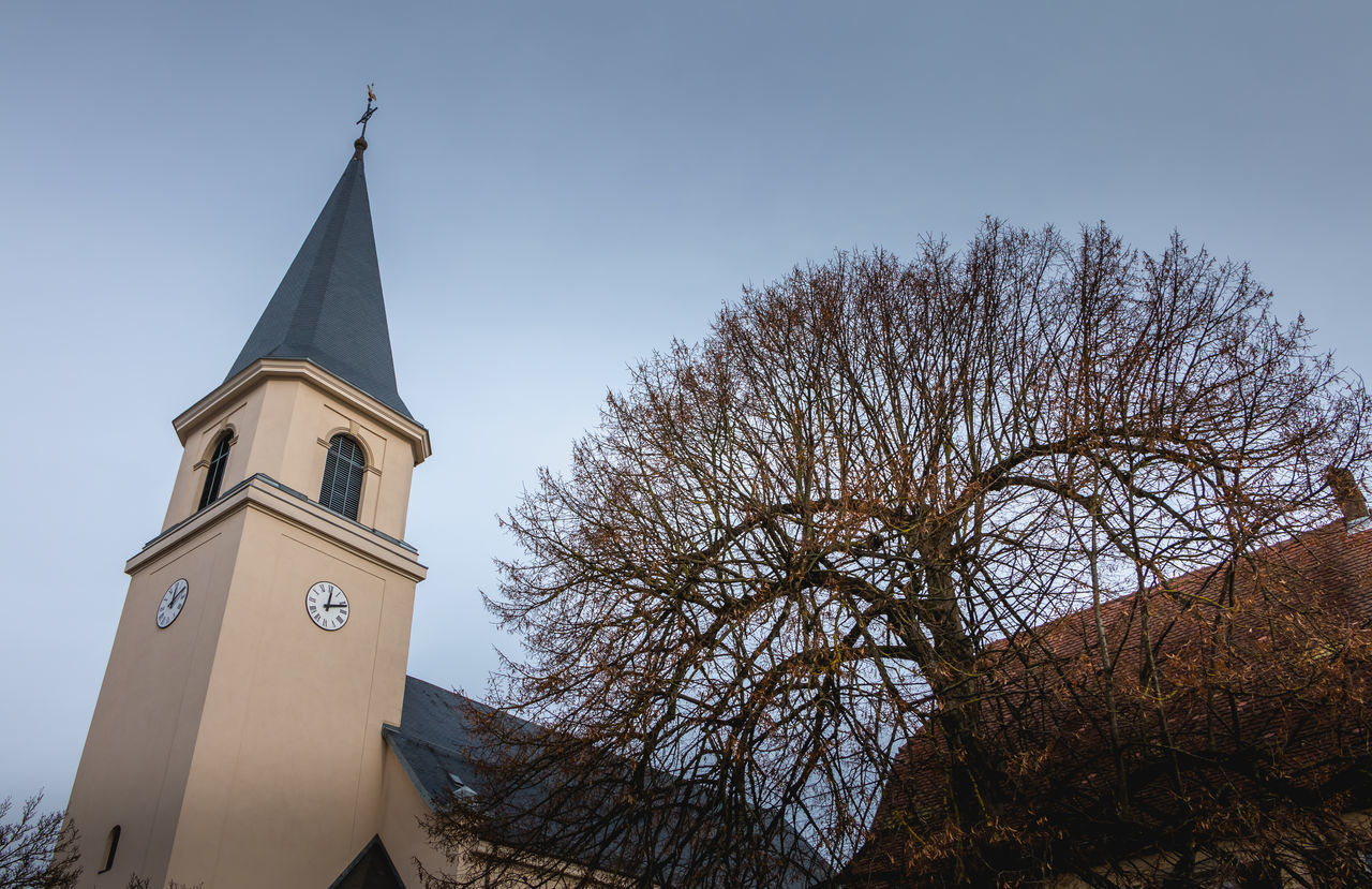 LOW ANGLE VIEW OF CROSS ON BUILDING AGAINST SKY