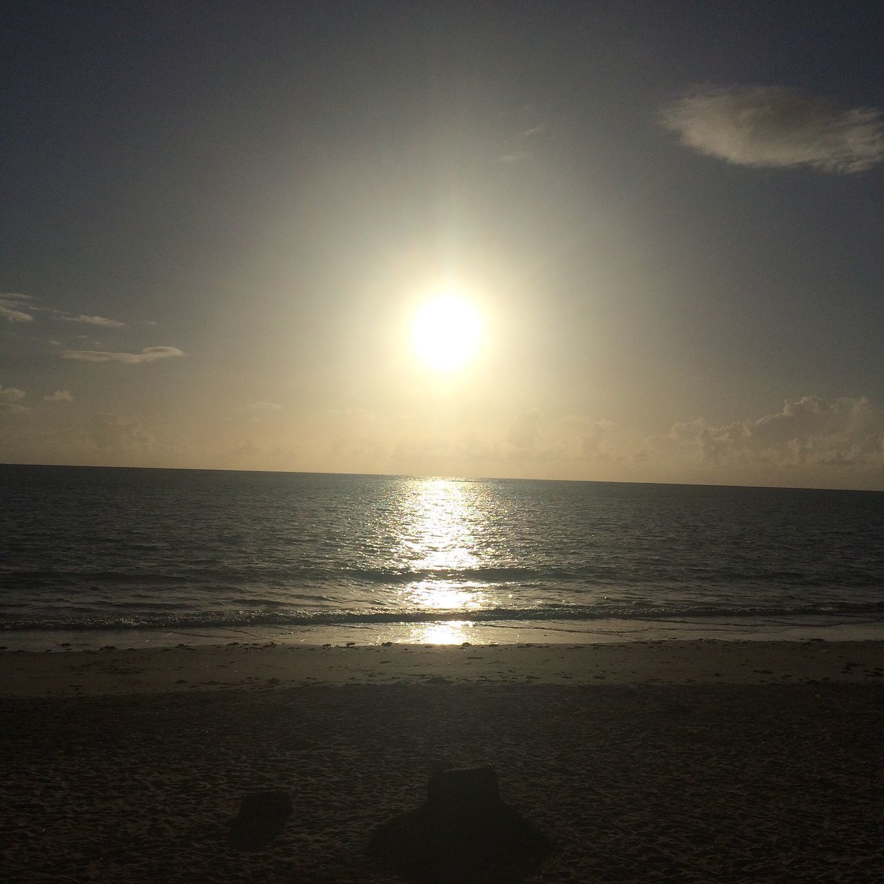 sea, horizon over water, water, beach, sun, tranquil scene, scenics, tranquility, shore, beauty in nature, sky, sunset, reflection, sunlight, nature, idyllic, sand, sunbeam, wave, remote