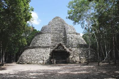 Old ruins of building against sky