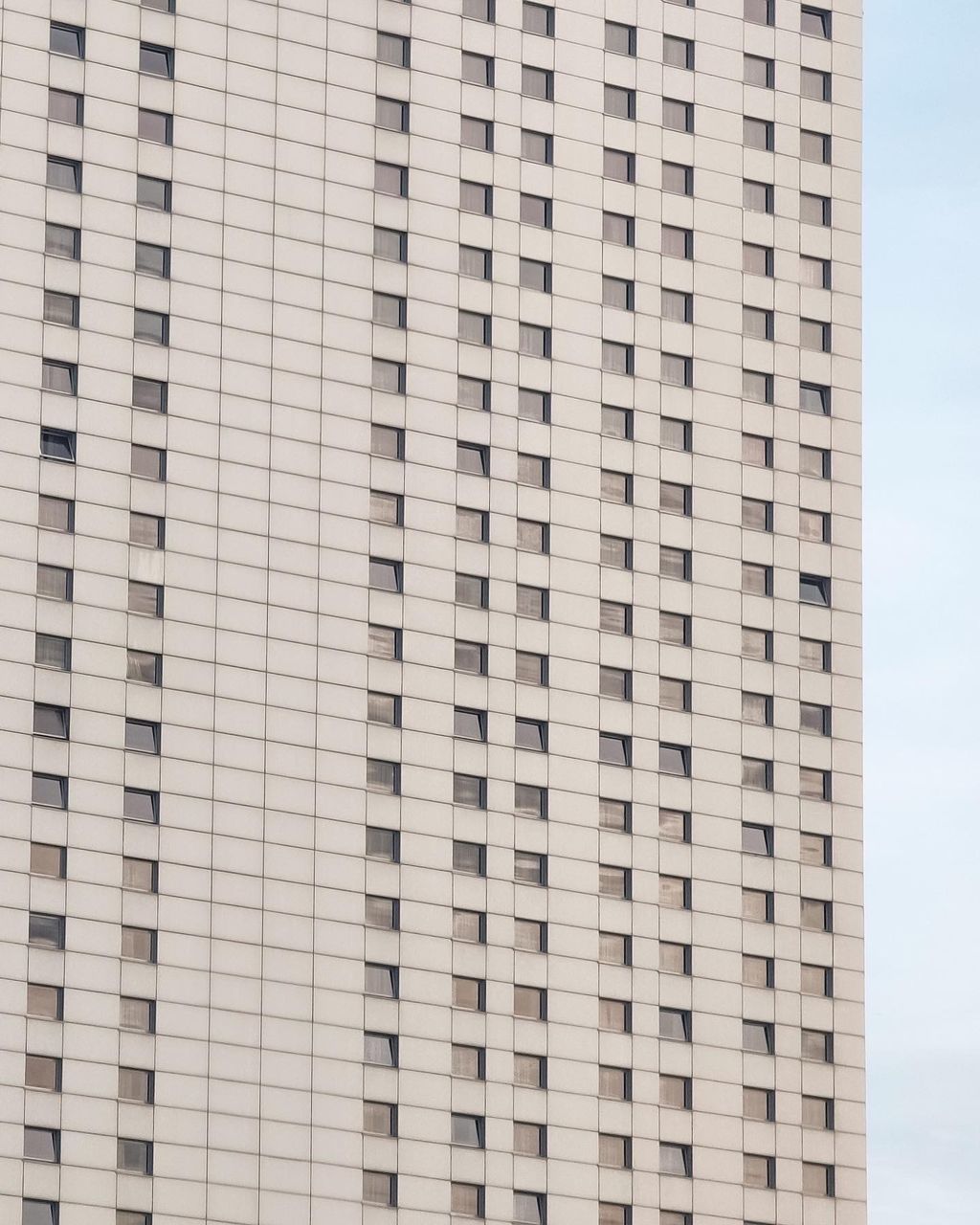 LOW ANGLE VIEW OF MODERN BUILDING AGAINST SKY