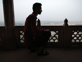 Side view of young man looking at sea