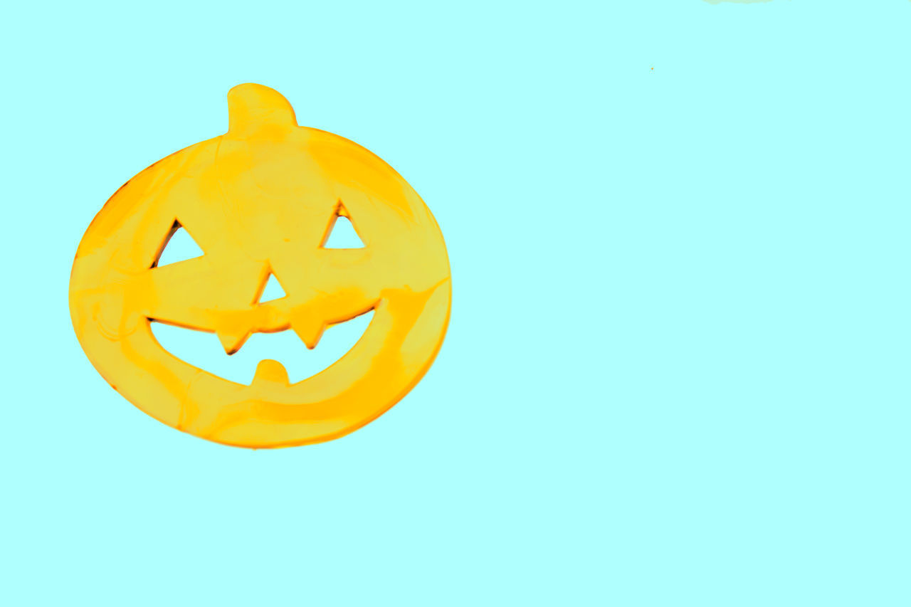 CLOSE-UP OF HALLOWEEN PUMPKIN AGAINST GRAY BACKGROUND