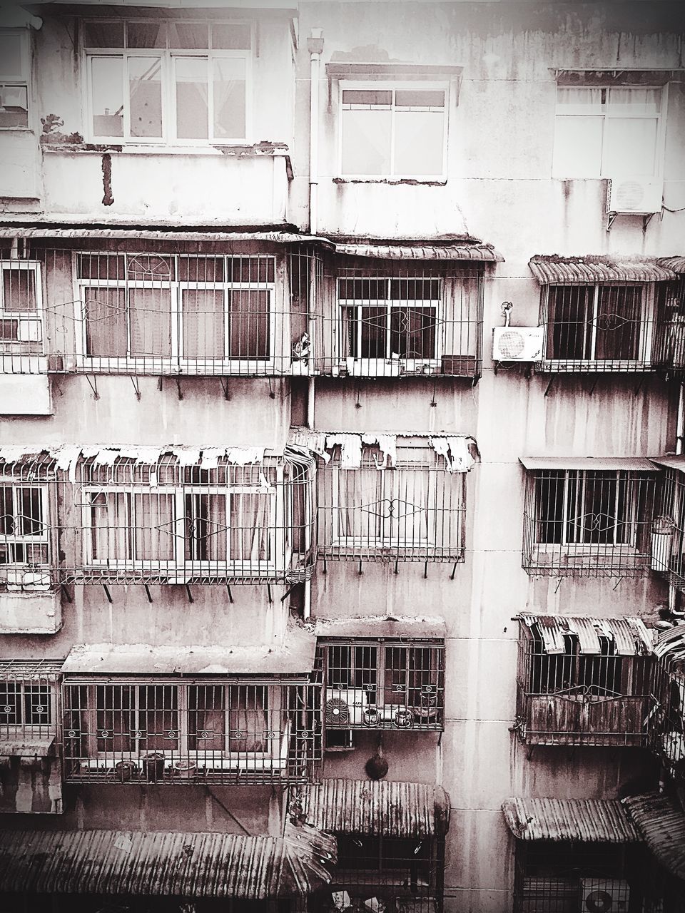 building exterior, architecture, built structure, window, abandoned, residential building, damaged, building, old, obsolete, house, residential structure, run-down, day, deterioration, outdoors, no people, weathered, city, bad condition