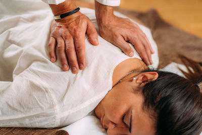 Therapist massaging womans back. woman getting shiatsu back massage.