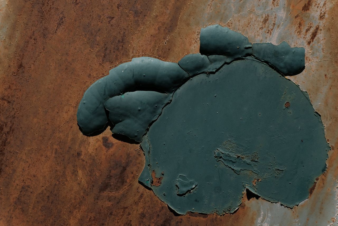 HIGH ANGLE VIEW OF OLD WEATHERED TABLE