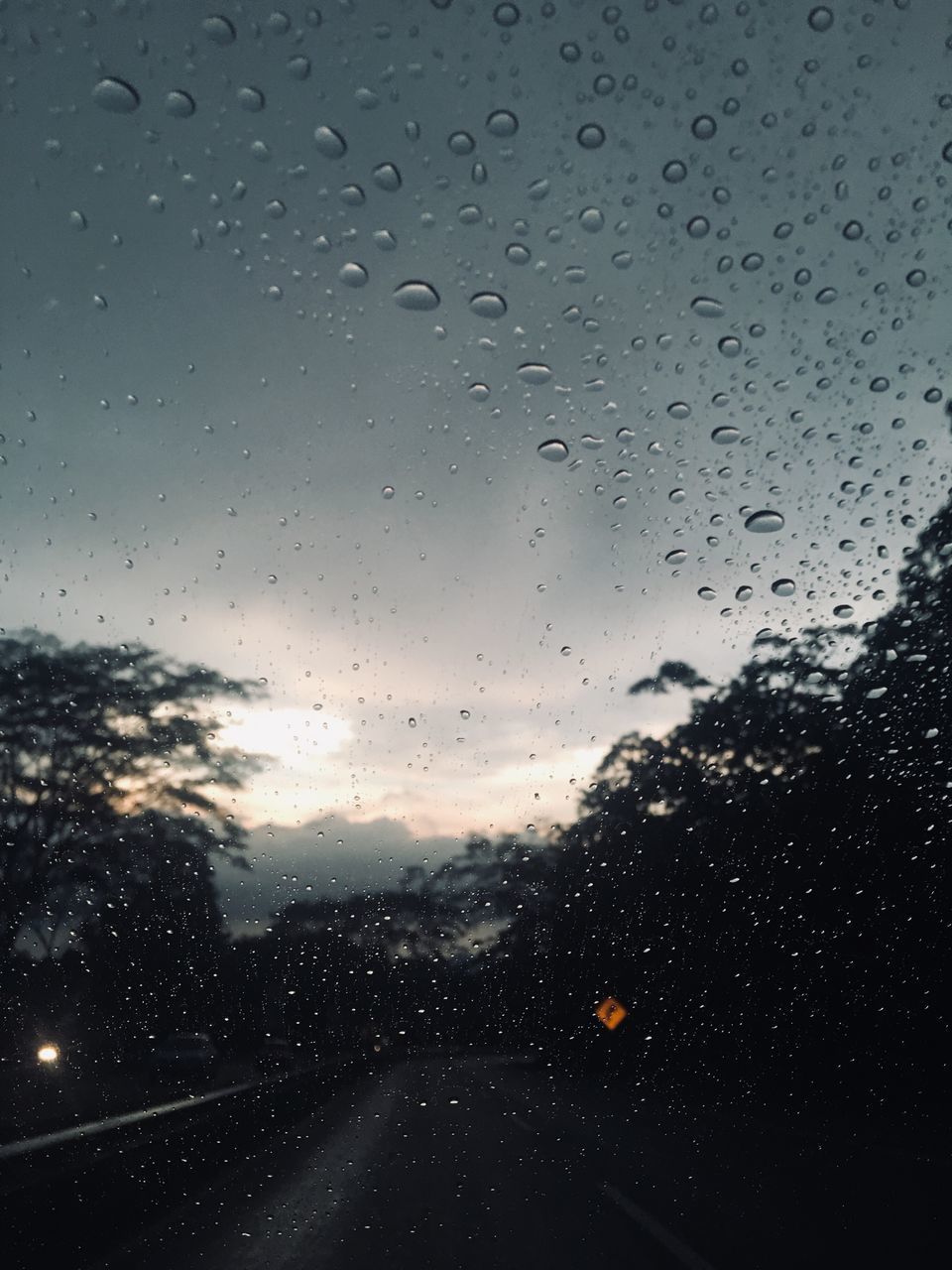 FULL FRAME SHOT OF WET GLASS WINDOW