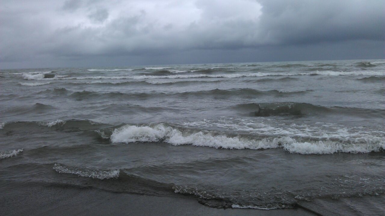 sea, water, sky, horizon over water, cloud - sky, beach, cloudy, scenics, beauty in nature, shore, tranquility, tranquil scene, wave, nature, surf, weather, overcast, cloud, idyllic, day