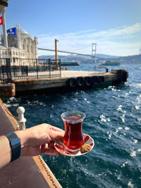  hand  holding tea on sea