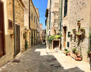 Narrow alley amidst buildings in city