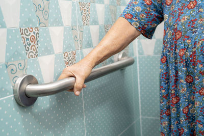 Midsection of man holding handle in gym