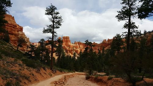 Trail leading towards navajo loop at bryce canyon national park against sky