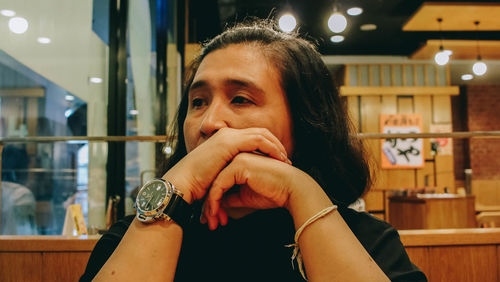 Portrait of smiling woman in restaurant