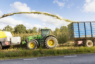 Filling trailer during harvest