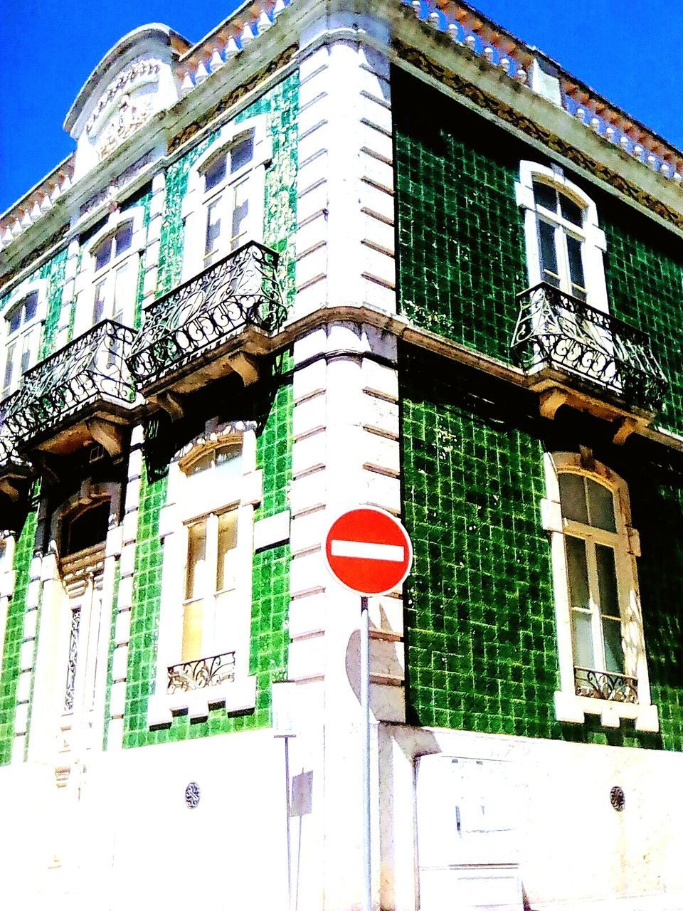 LOW ANGLE VIEW OF BUILDING IN CITY