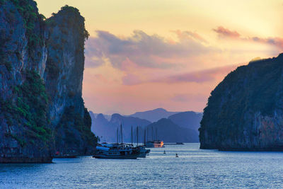 Magical beauty of ha long bay at dawn