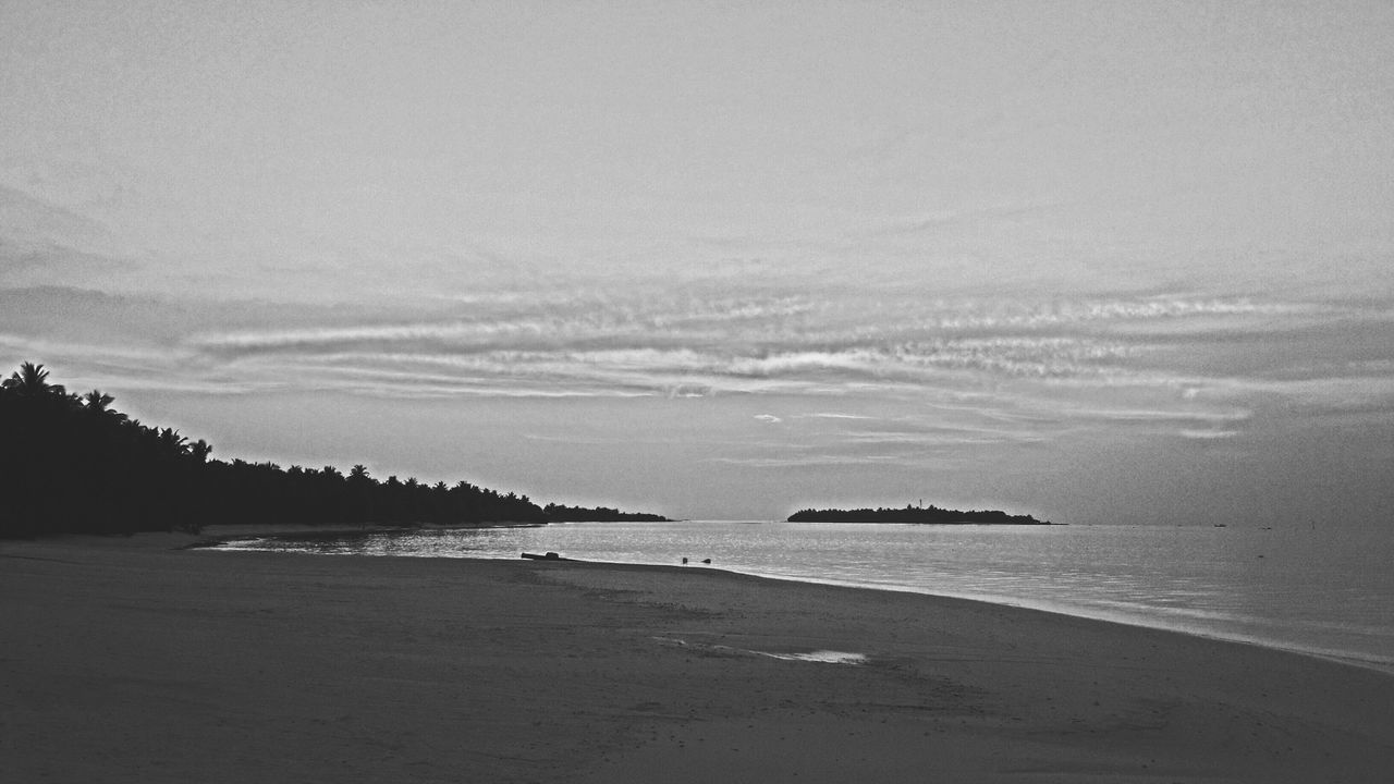 sea, beach, water, horizon over water, shore, tranquil scene, tranquility, scenics, sand, beauty in nature, sky, nature, coastline, idyllic, copy space, calm, outdoors, nautical vessel, incidental people, remote