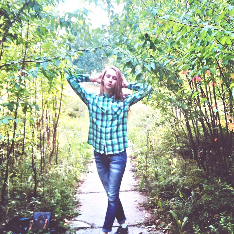person, young adult, casual clothing, lifestyles, looking at camera, portrait, full length, front view, young women, leisure activity, standing, tree, smiling, happiness, three quarter length, long hair, growth