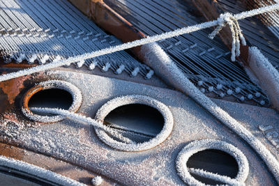 Close-up foto of a piano with hoarfrost