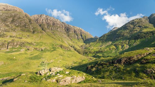 Scenic view of loch achtriochtan in glen coe, scottish highlands. tranquil scene of beautiful nature