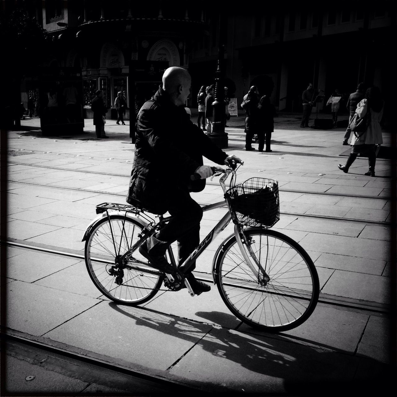 bicycle, mode of transport, transportation, land vehicle, men, lifestyles, street, leisure activity, building exterior, full length, architecture, built structure, stationary, city, person, city life, parked, walking, riding