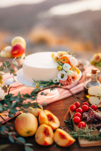 Floral weeding cake on table