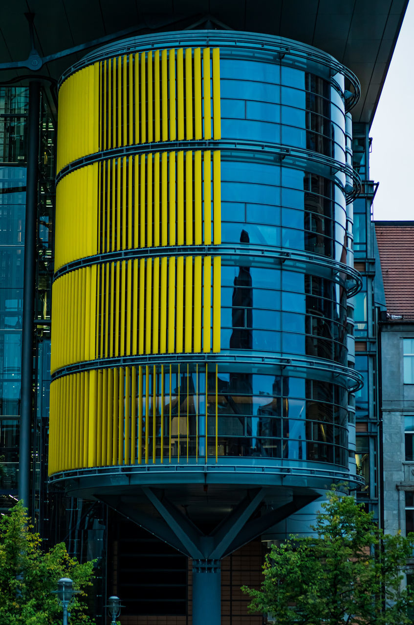 LOW ANGLE VIEW OF MODERN BUILDING IN CITY