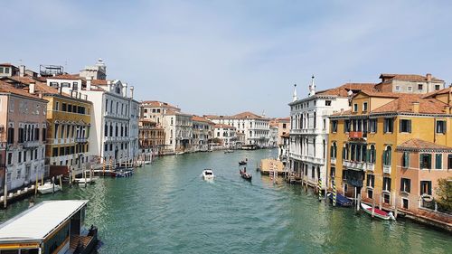 Canal grande amidst buildings in venedig