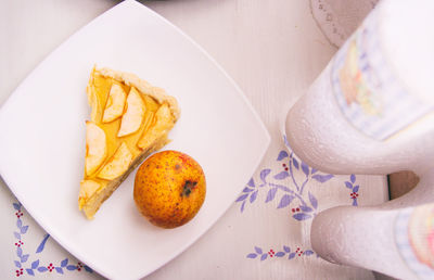 Directly above shot of apple pie with fruit in plate on table