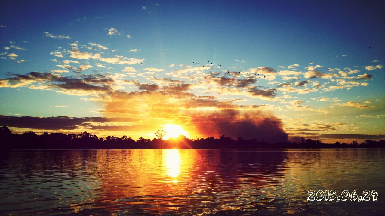 sunset, water, sun, waterfront, scenics, tranquil scene, reflection, sky, tranquility, beauty in nature, sunlight, nature, lake, sunbeam, idyllic, river, rippled, orange color, cloud - sky, lens flare