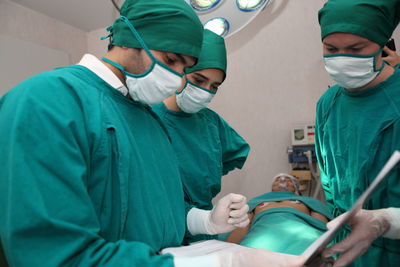 Surgeons working in hospital