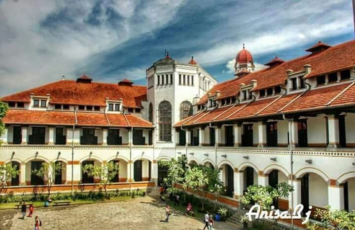 architecture, building exterior, built structure, sky, cloud - sky, cloud, facade, travel destinations, dome, cloudy, window, city, large group of people, incidental people, tree, day, person, tourism, men