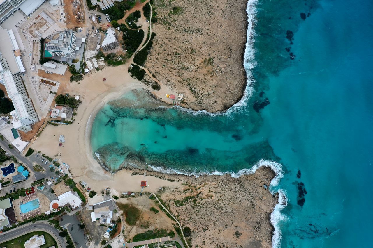 HIGH ANGLE VIEW OF SEA SEEN FROM SWIMMING POOL